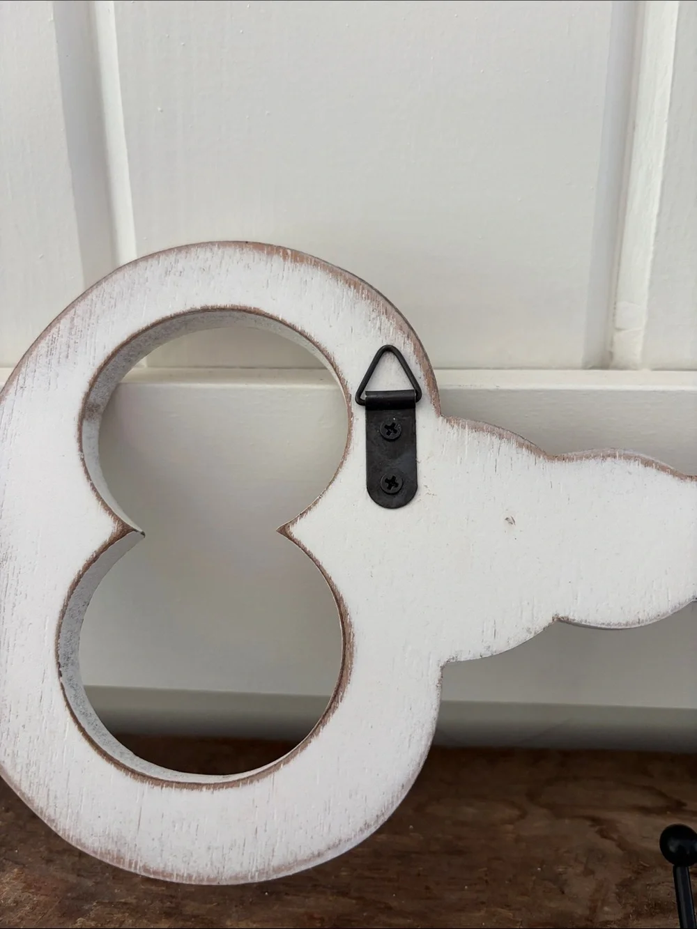 WELCOME Key Shaped Wall Hook Rack in Distressed White